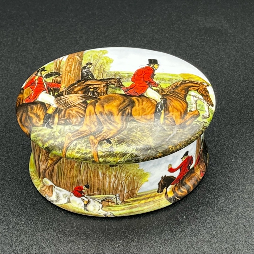 Vintage Newhall Staffordshire bone china trinket box featuring a hunting scene. - Picture 9 of 13